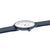 Mondaine Uhr in Seitenansicht mit blauem Lederband und rundem Gehäuse