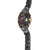 Herrenarmbanduhr in Seitenansicht am schwarzen Metallarmband, goldfarbene Akzente am Gehäuse
