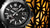 Nahaufnahme Herrenarmbanduhr: schwarzes Zifferblatt mit Indexen und skelettierten Zeigern