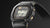 Casio G-Shock Herrenuhr schräg mit schwarzem Gehäuse, Digitalanzeige und goldenen Details.
