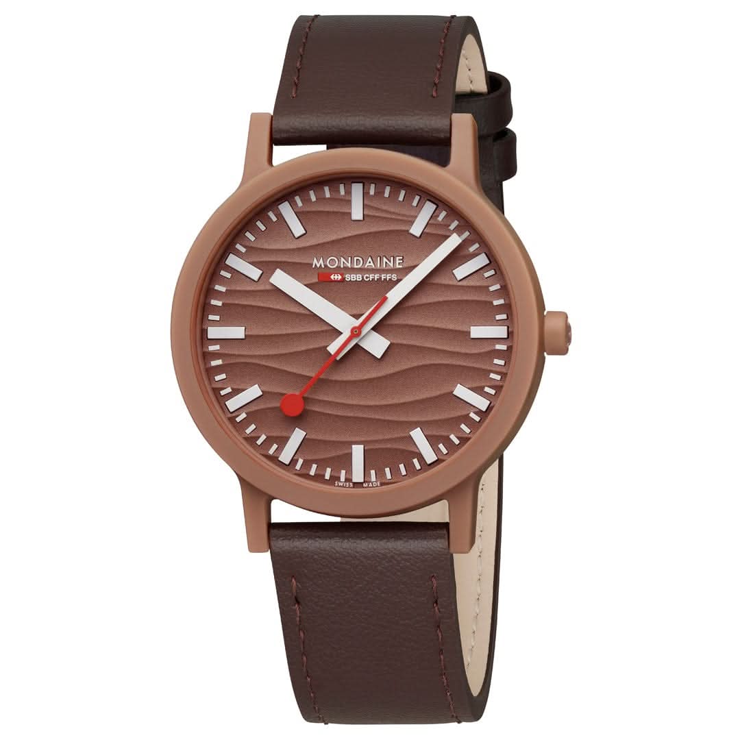 Montre unisexe Mondaine avec bracelet en cuir marron et boîtier rond ; cadran marron avec index.