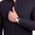 Damenuhr am Handgelenk mit schwarzem Lederarmband und weißem Zifferblatt.