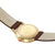 Rückseite der Herrenuhr: goldenes Gehäuse mit Gravur und braunes Lederarmband