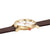 Herrenuhr-Ansicht von der Seite: goldenes Gehäuse und braunes Lederarmband