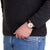 Herrenuhr am Handgelenk mit schwarzem Lederarmband und weißem Zifferblatt, Automatik