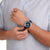 Tragebild Herren: blaues Zifferblatt mit Chronograph, silbernes Gehäuse, blaues Textilband