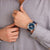 Tragebild: Herrenuhr mit blauem Zifferblatt und roter Chronograph-Akzentlinie am blauem Textilband