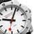Cadran de montre pour homme Mondaine en détail : blanc, index noirs, aiguilles rouges, lunette argentée