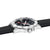 Montre homme de côté : boîtier argenté avec couronne, bracelet noir et cadran noir