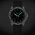 Montre homme avec cadran noir et aiguilles rouges, sur bracelet en silicone noir