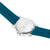 Boîtier de montre vu de dos avec bracelet en silicone bleu et fond de boîtier argenté.