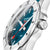 Montre homme vue de côté : cadran bleu, aiguilles rouges et couronne moletée.