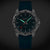 Montre homme de face avec bracelet en silicone bleu, cadran bleu foncé et aiguilles rouges.