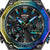 Casio G-Shock Herrenuhr Zifferblatt im Detail: blaue Anzeigen, Regenbogen-Lünette
