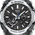 Casio G-Shock Herrenuhr Nahansicht: schwarzes Zifferblatt, silberne Indexe, blaue Zeigerspitze.