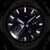 Casio G-Shock Herrenuhr Detailaufnahme: schwarzes Zifferblatt mit silbernen Akzenten und Markierungen.