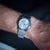Montre Casio avec bracelet en métal et cadran bleu clair, aiguilles et guichet date