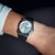 Montre Casio avec bracelet en acier inoxydable argenté et cadran blanc à chiffres arabes