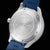 Dos de la montre bracelet homme : boîtier argenté avec gravure, bracelet bleu.