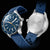 Bracelet pour homme, cadran bleu à l'avant et fond argenté à l'arrière, bracelet bleu.