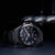 Montre bracelet pour homme de face avec bracelet noir, cadran bleu et index rayés