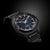 Montre bracelet pour homme, vue de biais par le dessus, avec bracelet noir et cadran à motif bleu