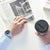 Montre pour homme au poignet, cadran rond bleu dans un boîtier en acier inoxydable
