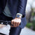 Montre Citizen Series 8 pour homme au poignet dans un costume, cadran bleu, bracelet en acier inoxydable