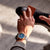 Herrenarmbanduhr am Handgelenk mit blauem Zifferblatt und blauem Lederarmband