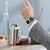 Herrenarmbanduhr am Handgelenk mit blauem Zifferblatt und dunkelblauem Lederarmband