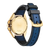 Herrenarmbanduhr mit geöffneter Gehäuserückseite und blauem Lederarmband, goldfarbener Boden