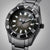 Montre de plongée noire avec lunette noire, index luminescents et bracelet en métal