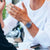 Herrenarmbanduhr am Handgelenk: blaues Zifferblatt und Edelstahlband im Business-Look