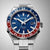Edelstahl-Herrenarmbanduhr mit blauem Zifferblatt und roter/blauer GMT-Lünette, klare Zeigeransicht
