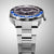 Montre homme de face avec lunette GMT bleue, cadran noir et bracelet en acier inoxydable