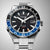 Montre homme avec cadran noir, lunette GMT bleue et bracelet en acier inoxydable, automatique.