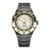 Herrenuhr mit silbernem Metallarmband, rundem Zifferblatt, goldenen Akzenten und Datum.
