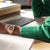 Herrenarmbanduhr am Handgelenk mit roségoldfarbenem Edelstahlarmband und blau-schwarzem Zifferblatt