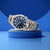 Herrenarmbanduhr mit blauem Zifferblatt und Edelstahlband, seitlich aufgesetzte Krone