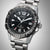 Citizen Herrenarmbanduhr frontal, schwarzes Zifferblatt mit Datumsfenster und silbernem Band