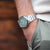 Montre pour homme au poignet : cadran vert avec bracelet en métal