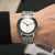 Montre Sternglas pour homme avec cadran blanc et bracelet en métal argenté au poignet