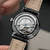 Montre Sternglas pour homme avec mouvement apparent et bracelet en cuir noir avec surpiqûre beige