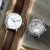 Ensemble de montres pour hommes : une montre avec cadran blanc et aiguilles bleues, à côté de la vue sur le mécanisme de la montre