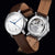 Montre pour homme en deux vues superposées : cadran blanc avec aiguilles bleues et mouvement dans le boîtier