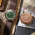 Montre pour homme avec bracelet en cuir marron, boîtier couleur or rose, cadran vert