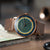 Montre pour homme au poignet avec bracelet en cuir marron, boîtier couleur or rose et cadran vert