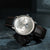 Bracelet montre avec cadran blanc, boîtier argenté et bracelet en cuir noir