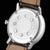 Fond de montre-bracelet avec boîtier argenté et bracelet en cuir marron, gravure d'anneau