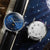Montre homme côte à côte : cadran bleu et fond de boîtier avec gravure circulaire.